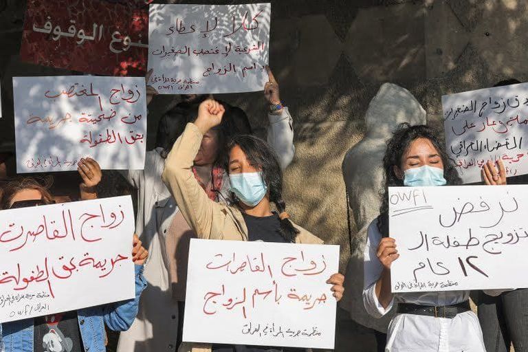 ناشطة نسوية تتظاهر أمام محكمة عراقية احتجاجا على زواج قاصرة