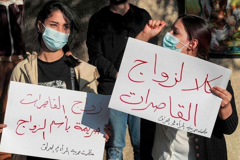 ناشطة نسوية تتظاهر أمام محكمة عراقية احتجاجا على زواج قاصرة