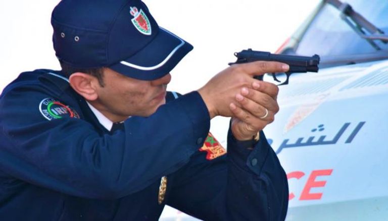 شرطي مغربي يصوب سلاحه - أرشيفية