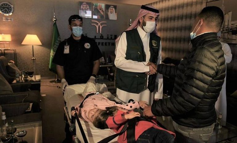 الطفلتان ووالديهما بعد وصولهم السعودية