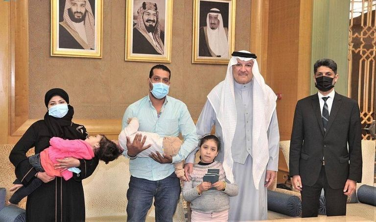 الطفلتان ووالديهما بعد وصولهم السعودية