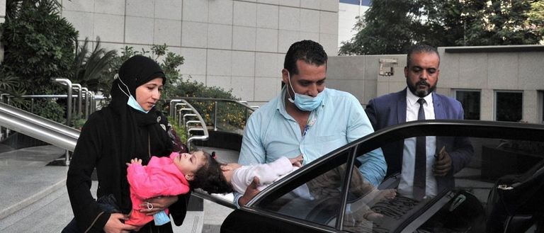 الطفلتان ووالديهما بعد وصولهم السعودية