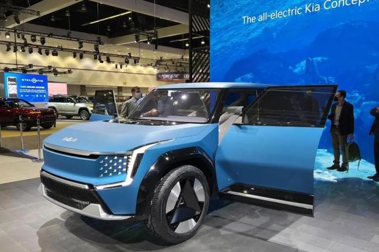 المركبات الكهربائية.. تقتحم معرض لوس أنجلوس الدولي للسيارات