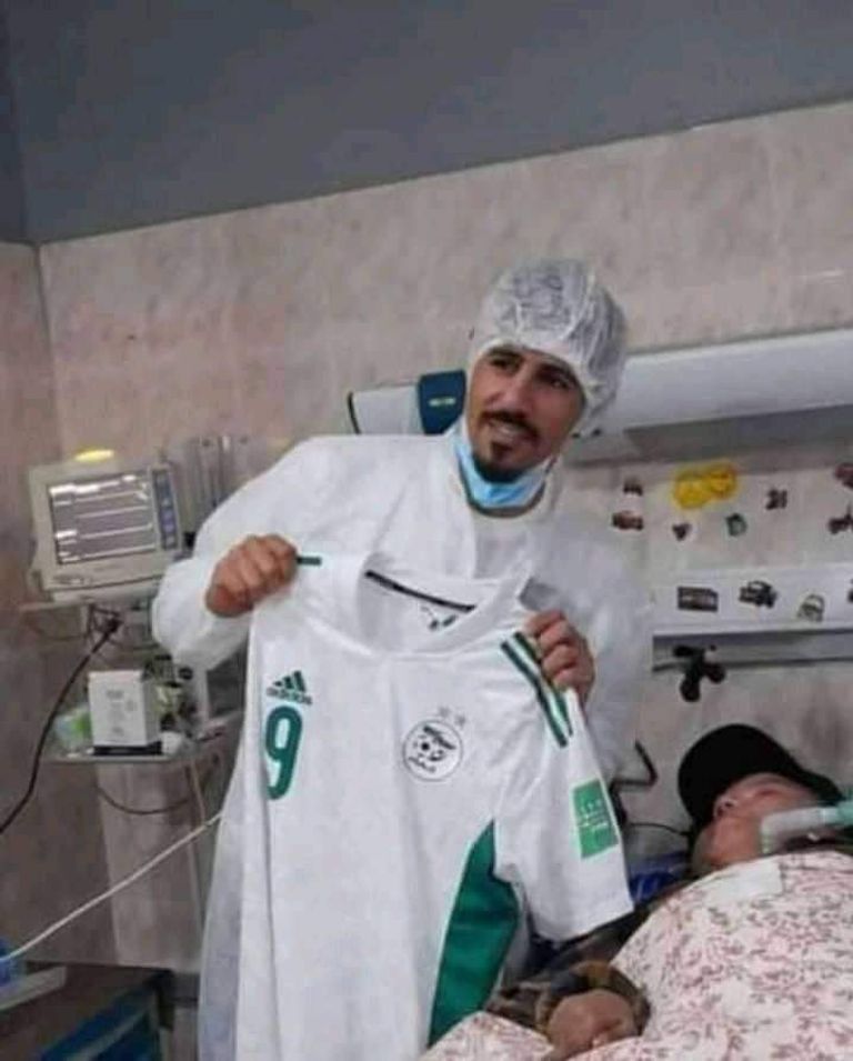 زيارة وقميص وصورة.. بغداد بونجاح يخطف قلوب الجزائريين بلفتة إنسانية - صورة 1