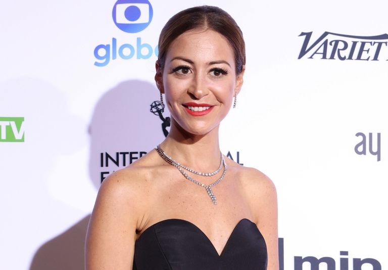 منة شلبي على السجادة الحمراء في حفل جوائز الإيمي