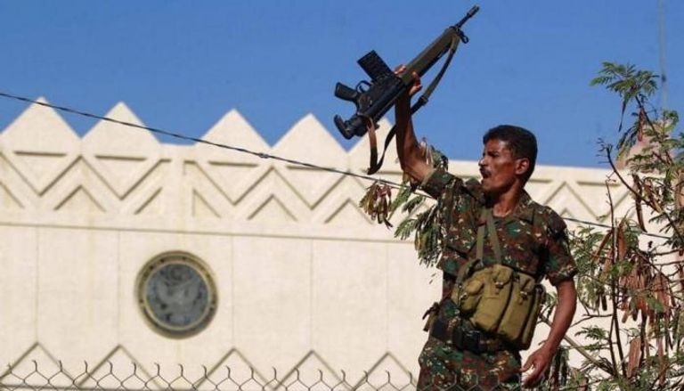 مسلح حوثي أمام مجمع السفارة الأمريكية بصنعاء- أرشيفية