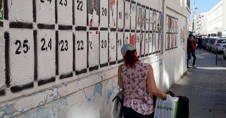 لافتات انتخابية في الجزائر جزائريون أمام لافتات انتخابية لمرشحين خاصة بـ