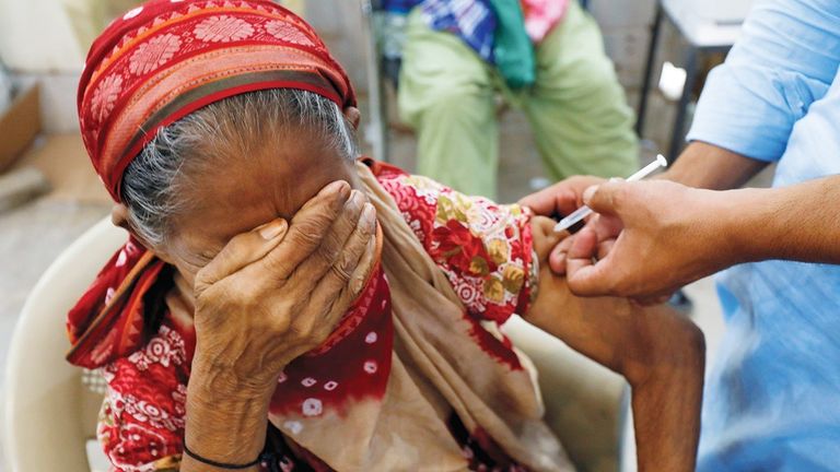 رجل يرتدي كمامة للوقاية من فيروس كورونا