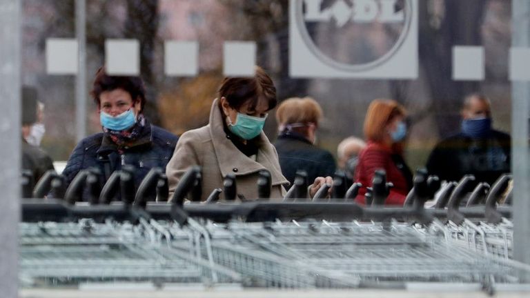 رجل يرتدي كمامة للوقاية من فيروس كورونا