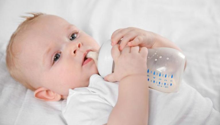 يعتمد الرضيع في عمر 3 أشهر على حليب الأم بشكل أساسي 