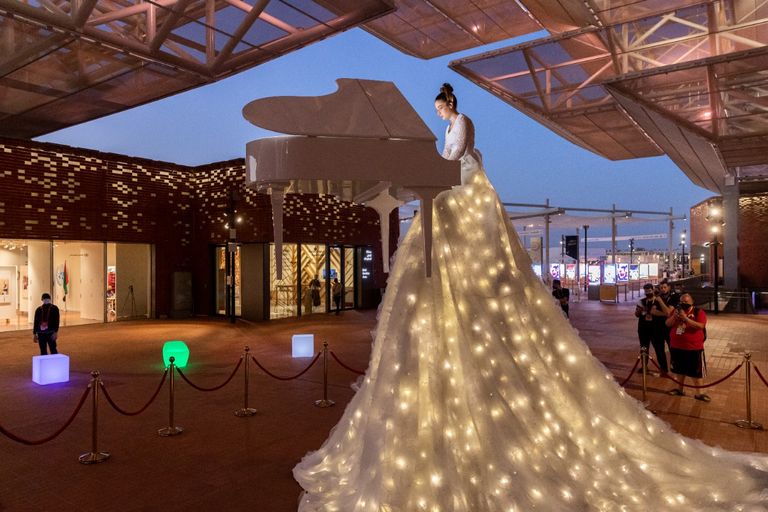 العازفة الإيطالية إليانورا في عرض البيانو الطائر