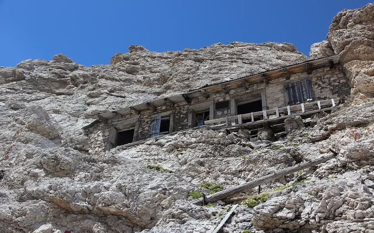 الملجأ يقع ضمن جبال