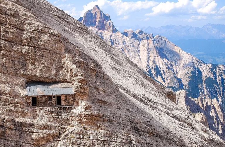 الملجأ يقع ضمن جبال