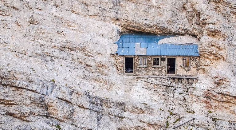 الملجأ يقع ضمن جبال