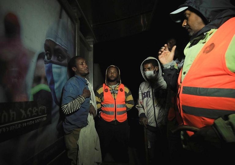 مدنيون إثيوبيون يستعدون لدوريات في أديس أبابا- رويترز