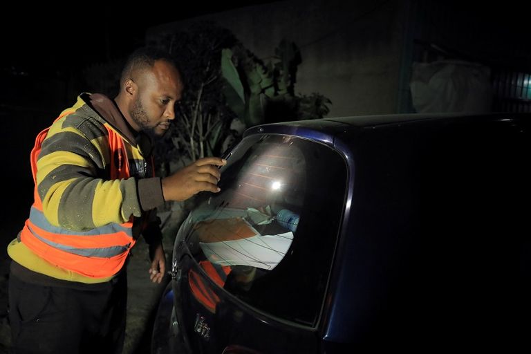 مدنيون إثيوبيون يستعدون لدوريات في أديس أبابا- رويترز