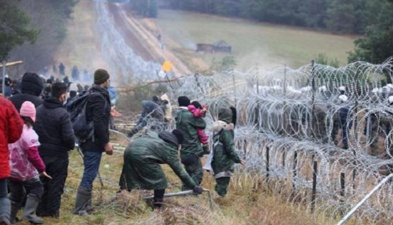 أزمة المهاجرين على حدود بولندا تتفاقم