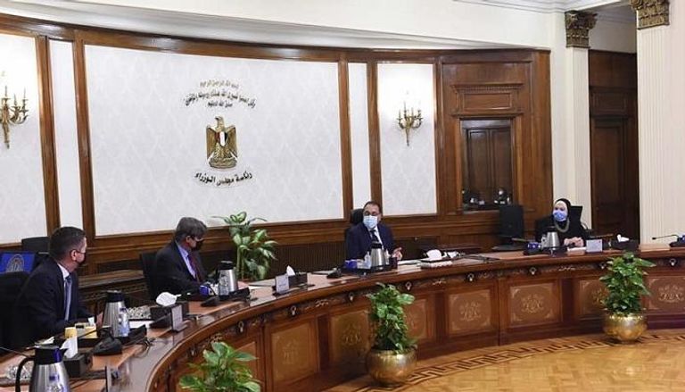 جانب من اجتماع رئيس الحكومة المصرية مع إدارة شركة "كوكاكولا هيلينيك" العالمية