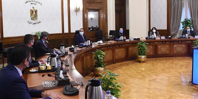 جانب من اجتماع رئيس الحكومة المصرية مع إدارة شركة "كوكاكولا هيلينيك" العالمية