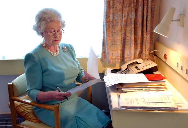  الملكة إليزابيث تبحث عن موظف لكتابة رسائلها.. والراتب مفاجأة