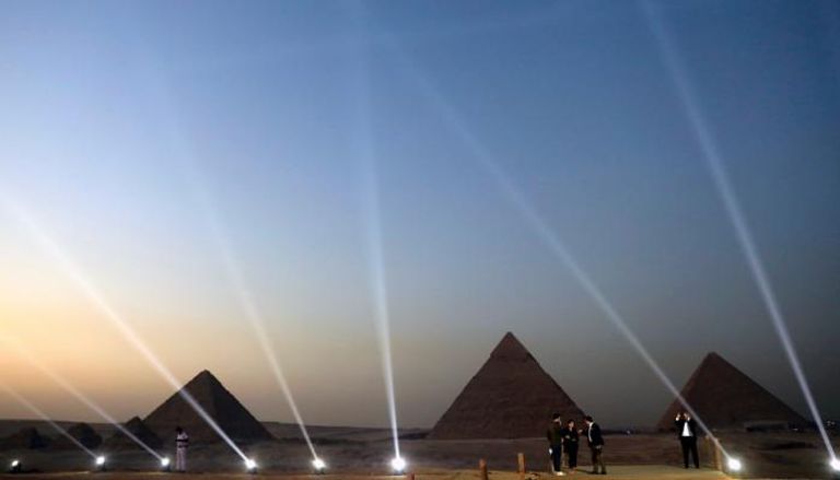 أهرامات مصر في مشهد ليلي