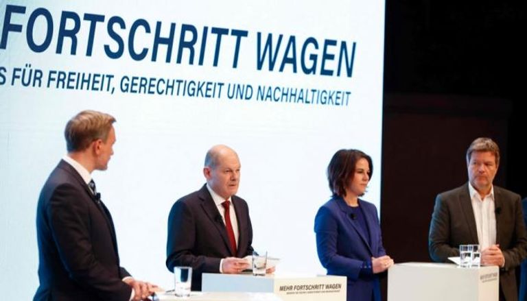  شولتز ورؤساء الأحزاب خلال إعلان الائتلاف الحاكم في ألمانيا 