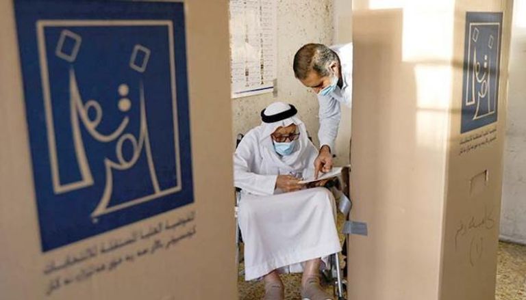 عراقي مسن يدلي بصوته في الانتخابات التشريعية 2021