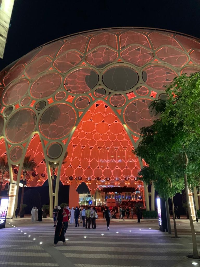 إضاءة برواز دبي باللون البرتقالي