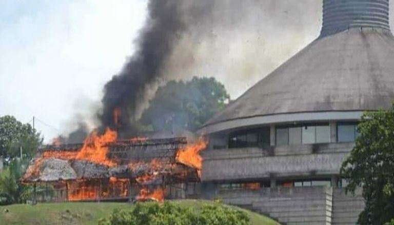 النيران تشتعل في أحد المباني بعاصمة جزر سليمان