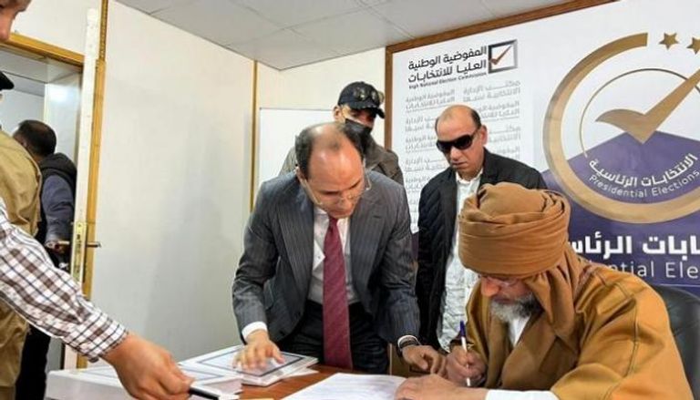 سيف الإسلام القذافي خلال تقديم أوراق ترشحه للانتخابات