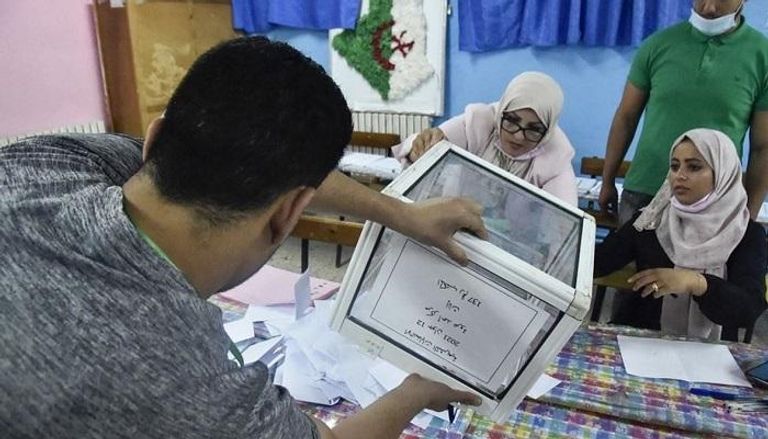 فرز صناديق الاقتراع في انتخابات سابقة بالجزائر - أرشيفية