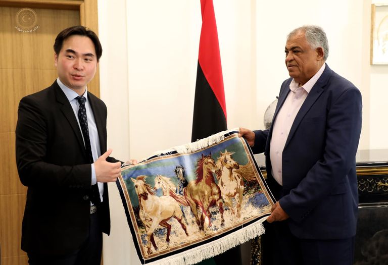 القطراني وممثلي الشركة الصينية