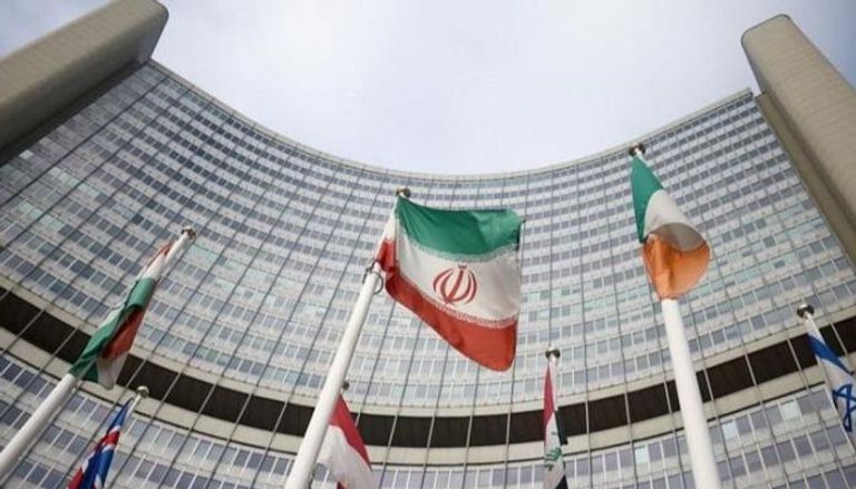 علم إيران أمام مقر الوكالة الدولية للطاقة الذرية- رويترز