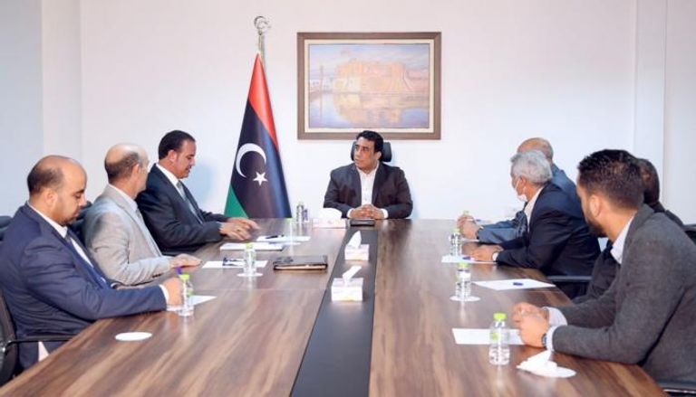 المنفي مع عمداء بلديات ليبيا