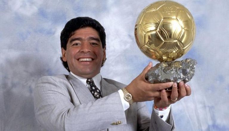دييجو مارادونا مع الكرة الذهبية