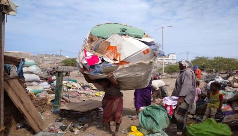 يمنيون يكسبون المال من جمع النفايات   