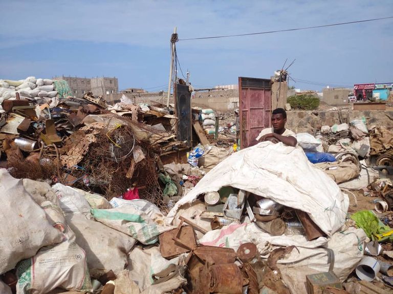 يمنيون يكسبون المال من جمع النفايات