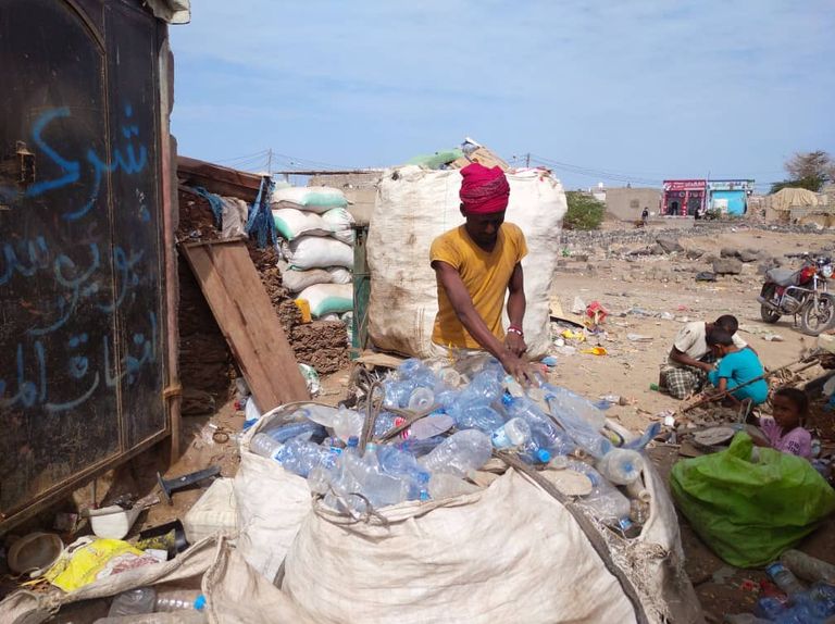 يمنيون يكسبون المال من جمع النفايات