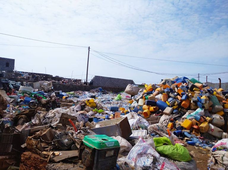 يمنيون يكسبون المال من جمع النفايات