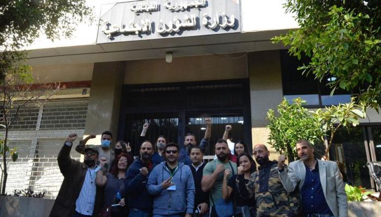 مجموعة من الناشطين أمام مبنى وزارة الشؤون الاجتماعية اللبنانية.