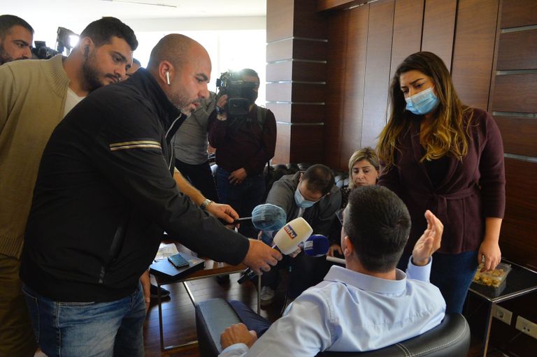 مجموعة من الناشطين أمام مبنى وزارة الشؤون الاجتماعية اللبنانية