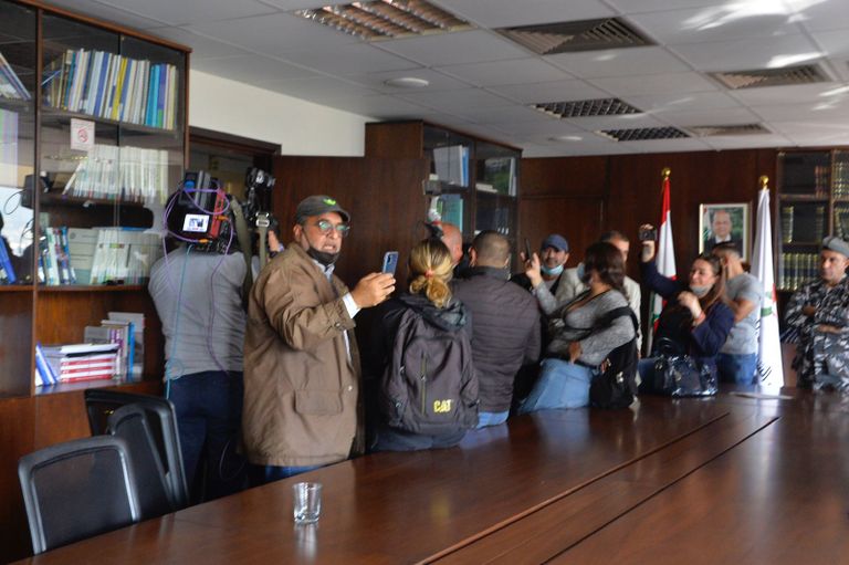 مجموعة من الناشطين أمام مبنى وزارة الشؤون الاجتماعية اللبنانية