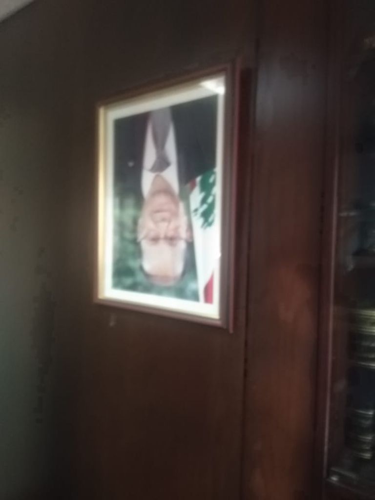 مجموعة من الناشطين أمام مبنى وزارة الشؤون الاجتماعية اللبنانية