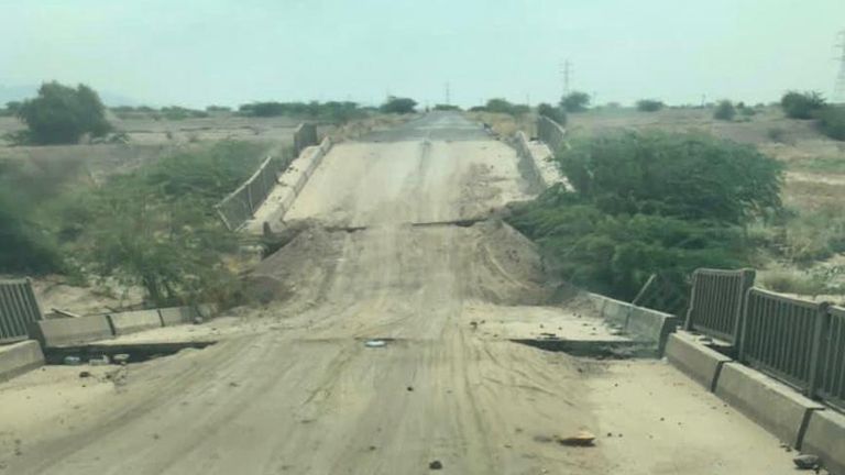 أحد الجسور المدمرة بيد الحوثي