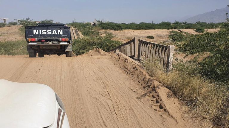 أحد الجسور المدمرة بيد الحوثي