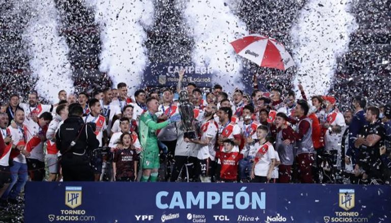 لاعبو ريفر بليت يحتفلون بفوزهم بلقب الدوري الأرجنتيني- ا ف ب