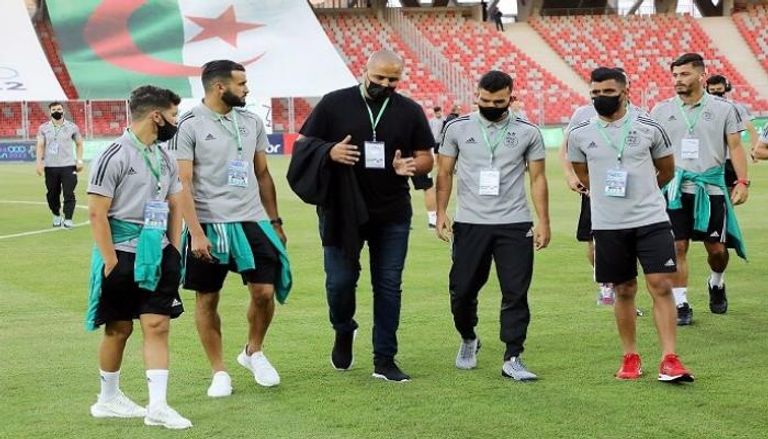 مجيد بوقرة مع لاعبي الجزائر