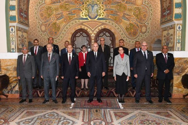 الرئيس الجزائري مع أعضاء المحكمة الدستورية