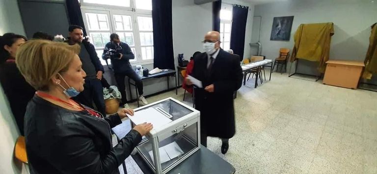 بدء عملية التصويت في الانتخابات المحلية الجزائرية قائد أركان الجيش الجزائري خلال الإدلاء بصوته في الانتخابات المحلية