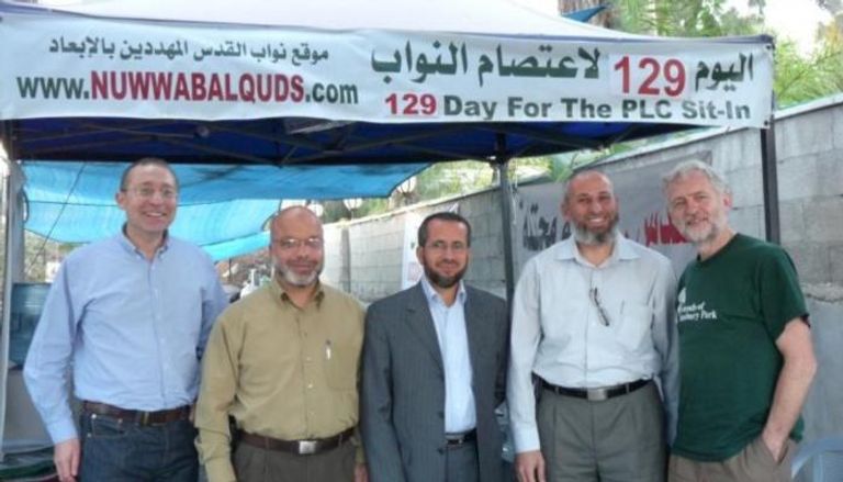 كوربين مع نواب من حماس بالقدس عام 2010